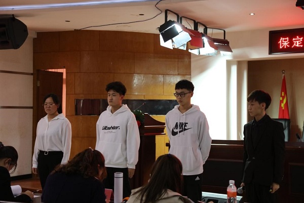 2022年3月26日14点，第十二届全国大学生电子商务“创新、创意及创业”挑战赛bat365正版唯一官网校赛决赛在一教211报告厅顺利举行。