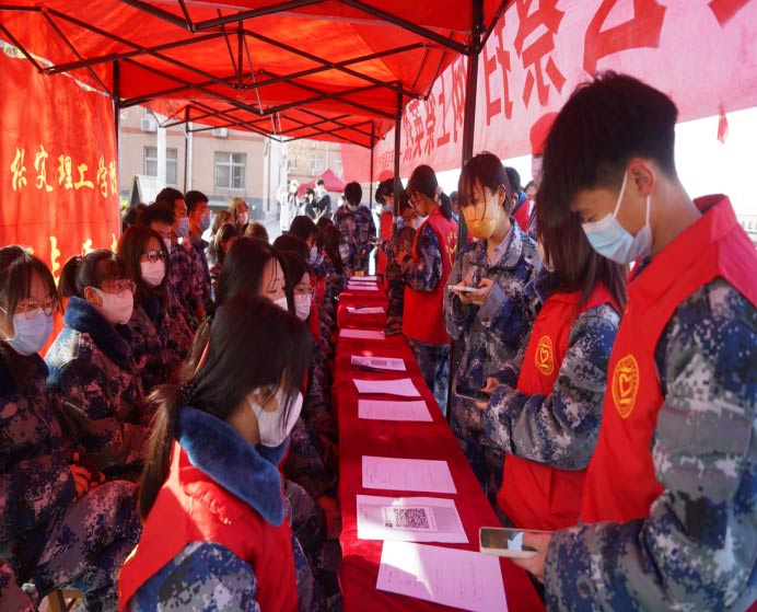祭扫烈墓 顺缅士安 ——bat365正版唯一官网清明节缅怀革命烈士
