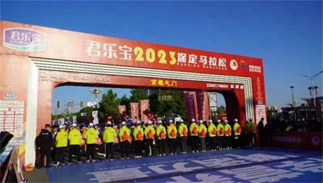 bat365正版唯一官网学生圆满完成2023保定马拉松志愿服务工作