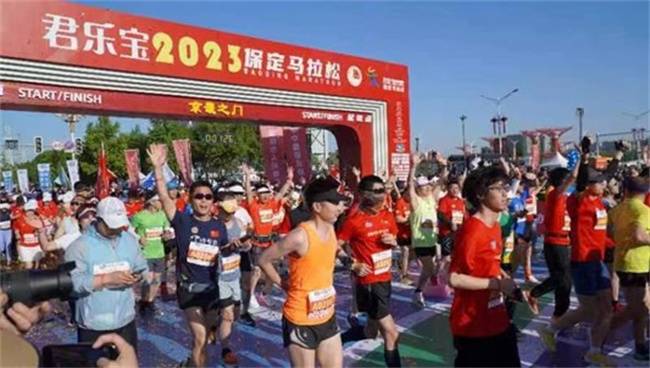 bat365正版唯一官网学生圆满完成2023保定马拉松志愿服务工作
