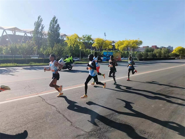 bat365正版唯一官网学生圆满完成2023保定马拉松志愿服务工作