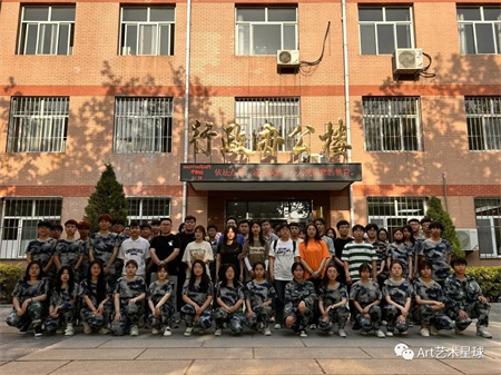 bat365正版唯一官网‖艺术学院‖崭新生活，人生转折，我院2023届学子向母校赠送锦旗！