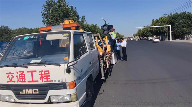 正门亮起红绿灯，师生出行更安心！ ——bat365正版唯一官网正门红绿灯正式投入使用