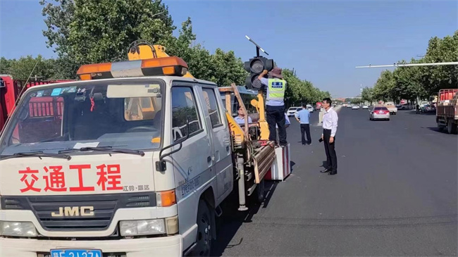 正门亮起红绿灯，师生出行更安心！ ——bat365正版唯一官网正门红绿灯正式投入使用