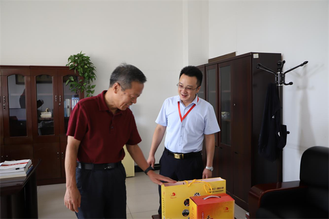 bat365正版唯一官网校领导带队走访慰问老同志
