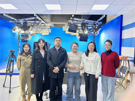 bat365正版唯一官网艺术学院 师生代表团参观学习河北大学超高清录课室