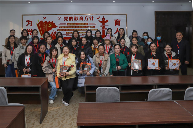 凝聚奋进力量 书写巾帼荣光--bat365正版唯一官网校领导走访慰问女教职工送上“三八”国际劳动妇女节祝福