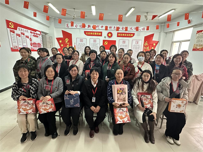凝聚奋进力量 书写巾帼荣光--bat365正版唯一官网校领导走访慰问女教职工送上“三八”国际劳动妇女节祝福