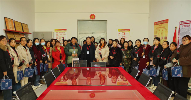 凝聚奋进力量 书写巾帼荣光--bat365正版唯一官网校领导走访慰问女教职工送上“三八”国际劳动妇女节祝福