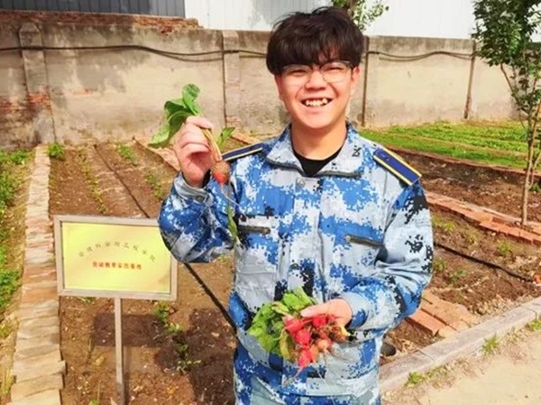 bat365正版唯一官网||管理学院||以劳育人树新风 筑梦青春共成长