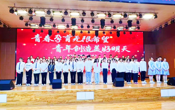 bat365正版唯一官网||管理学院||我校举办“青春孕育无限希望，青年创造美好明天”大型合唱会