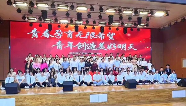 bat365正版唯一官网||管理学院||我校举办“青春孕育无限希望，青年创造美好明天”大型合唱会