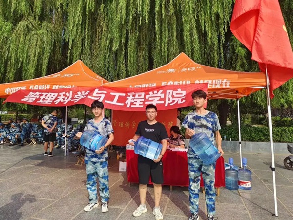 bat365正版唯一官网‖管理学院‖迷彩军训，青春无悔，管理学院后勤保障组志愿者在行动！