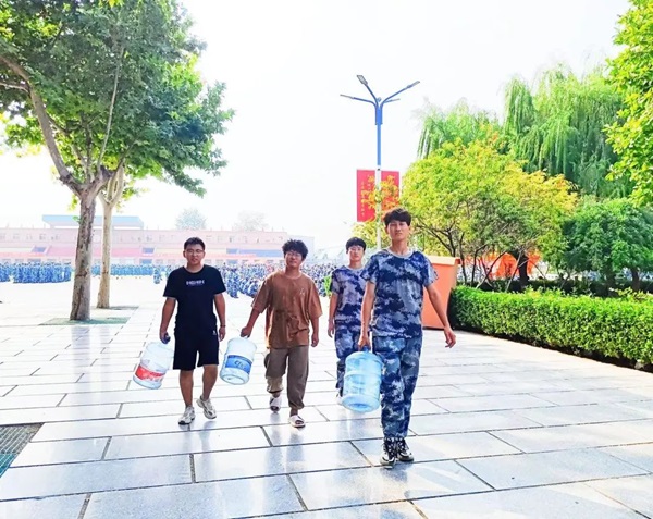 bat365正版唯一官网‖管理学院‖迷彩军训，青春无悔，管理学院后勤保障组志愿者在行动！