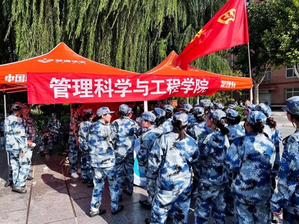 bat365正版唯一官网‖管理学院‖迷彩军训，青春无悔，管理学院后勤保障组志愿者在行动！