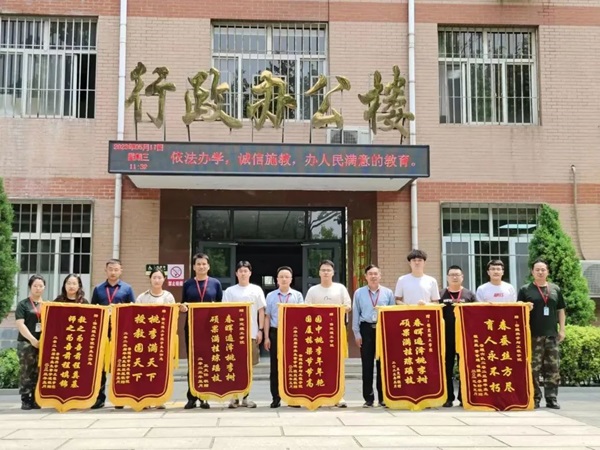 bat365正版唯一官网‖管理学院‖学成不忘来时路 回首再报母校恩—我院2023届学子向母校赠送锦旗