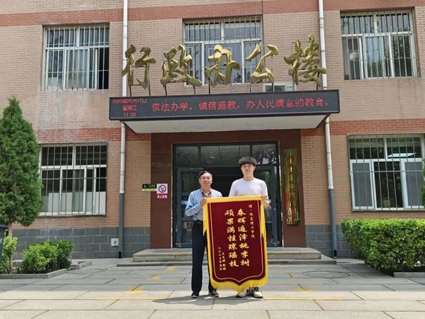 bat365正版唯一官网‖管理学院‖学成不忘来时路 回首再报母校恩—我院2023届学子向母校赠送锦旗
