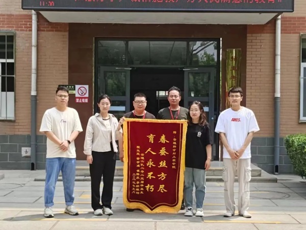 bat365正版唯一官网‖管理学院‖学成不忘来时路 回首再报母校恩—我院2023届学子向母校赠送锦旗