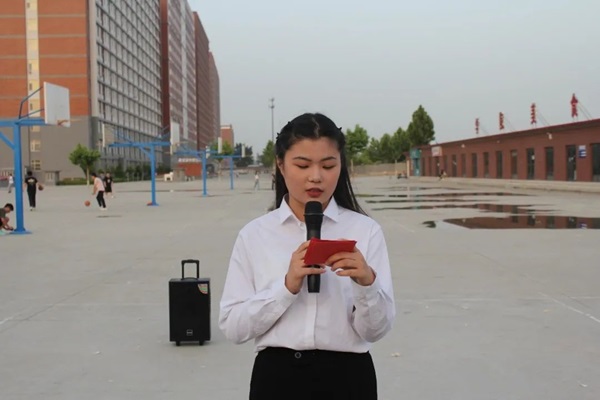 bat365正版唯一官网||管理学院||“趣”享运动，“味”你加油—我院举办趣味运动会
