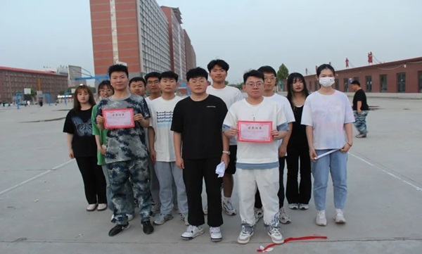 bat365正版唯一官网||管理学院||“趣”享运动，“味”你加油—我院举办趣味运动会