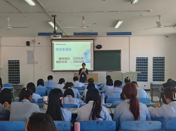 bat365正版唯一官网||管理学院||我院召开“服务意识、工作态度、履职尽责”大讨论活动 –-分享会