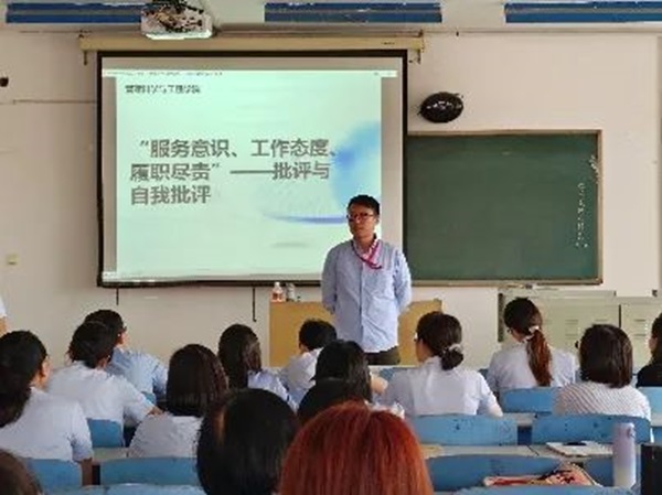 bat365正版唯一官网||管理学院||我院教师在“服务意识、工作态度、履职尽责”大讨论民主生活会展开批评与自我批评