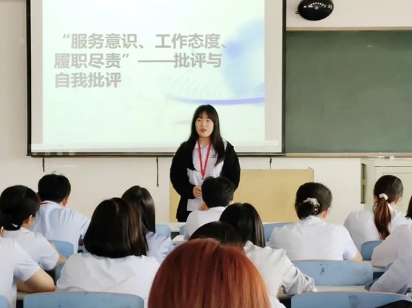 bat365正版唯一官网||管理学院||我院教师在“服务意识、工作态度、履职尽责”大讨论民主生活会展开批评与自我批评