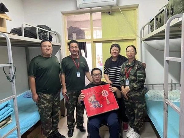 bat365正版唯一官网‖管理学院‖手拉手传递温情，心连心共促成长——我院党总支书记、学工副院长陈小伟同志为学生送温暖