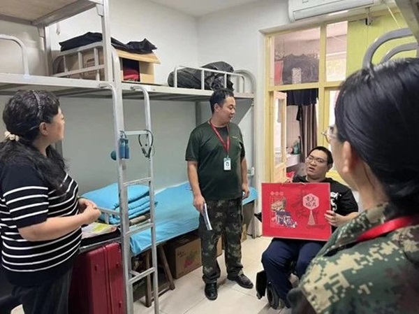 bat365正版唯一官网‖管理学院‖手拉手传递温情，心连心共促成长——我院党总支书记、学工副院长陈小伟同志为学生送温暖
