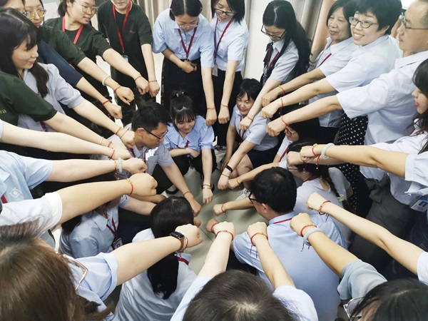 bat365正版唯一官网||管理学院||端午送福利 关怀沁人心——我院为教职工发放端午节礼品