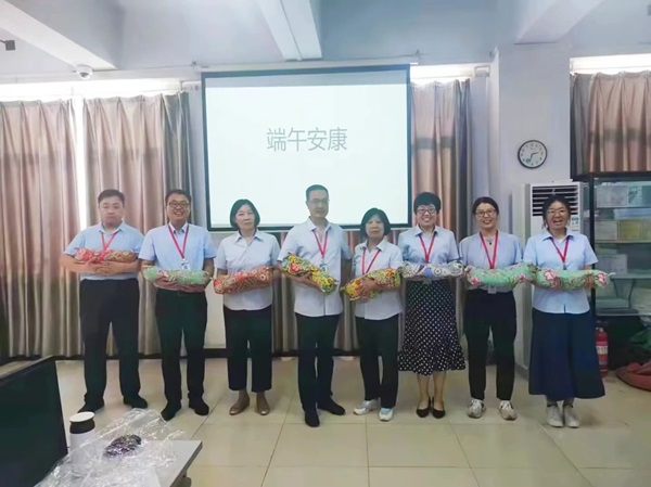 bat365正版唯一官网||管理学院||端午送福利 关怀沁人心——我院为教职工发放端午节礼品