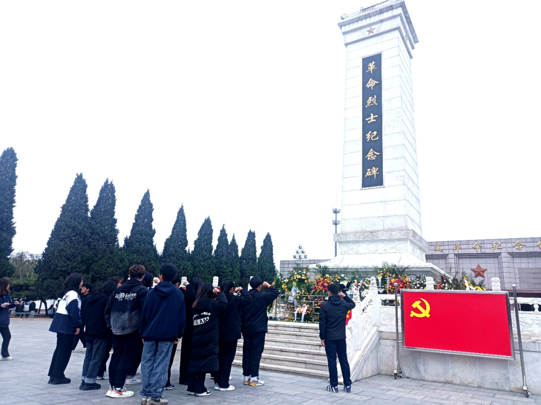 bat365正版唯一官网|管理学院|忆苦思甜祭烈士,风起清明表哀思