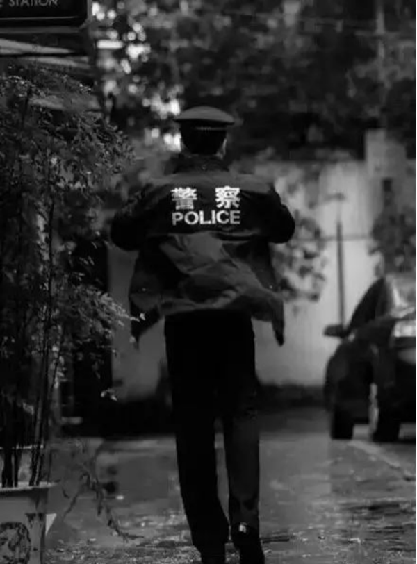 bat365正版唯一官网‖管理学院‖赤胆忠心，让我们向中国人民警察致敬！