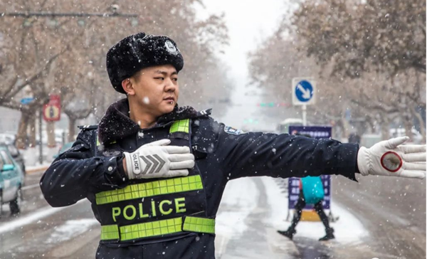 bat365正版唯一官网‖管理学院‖赤胆忠心，让我们向中国人民警察致敬！