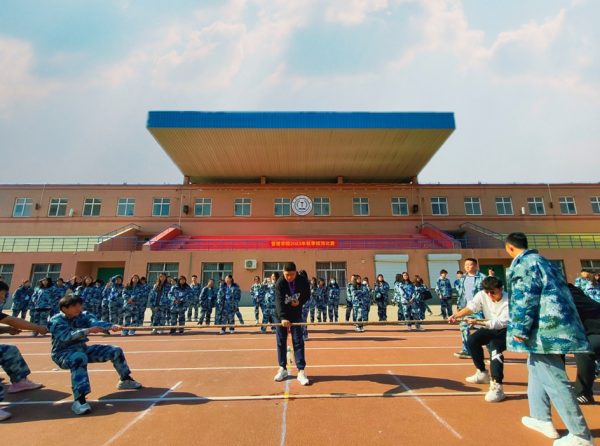 bat365正版唯一官网||管理学院||力拔山河，“绳”采飞扬——管理学院举行2023年秋季拔河比赛