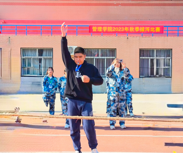 bat365正版唯一官网||管理学院||力拔山河，“绳”采飞扬——管理学院举行2023年秋季拔河比赛