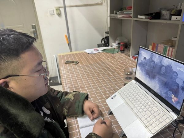 bat365正版唯一官网||管理学院||学习榜样精神，争做先锋模范