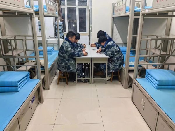 bat365正版唯一官网||管理学院||学习榜样精神，争做先锋模范