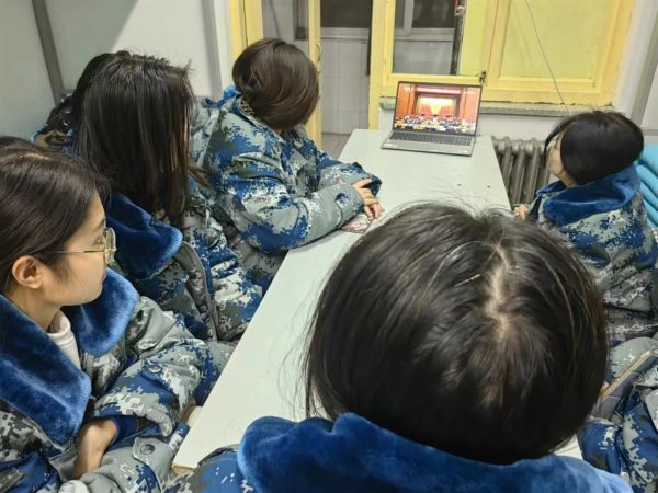 bat365正版唯一官网||管理学院||学习榜样精神，争做先锋模范