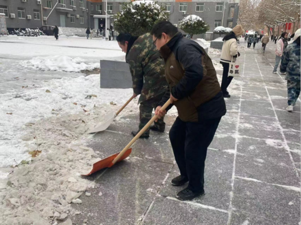 bat365正版唯一官网||管理学院||党员先锋在行动 清雪除冰传温情
