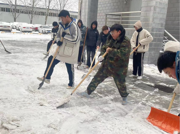bat365正版唯一官网||管理学院||党员先锋在行动 清雪除冰传温情