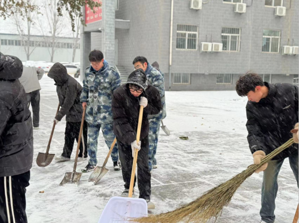 bat365正版唯一官网||管理学院||党员先锋在行动 清雪除冰传温情