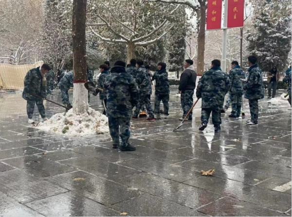 bat365正版唯一官网||管理学院||党员先锋在行动 清雪除冰传温情