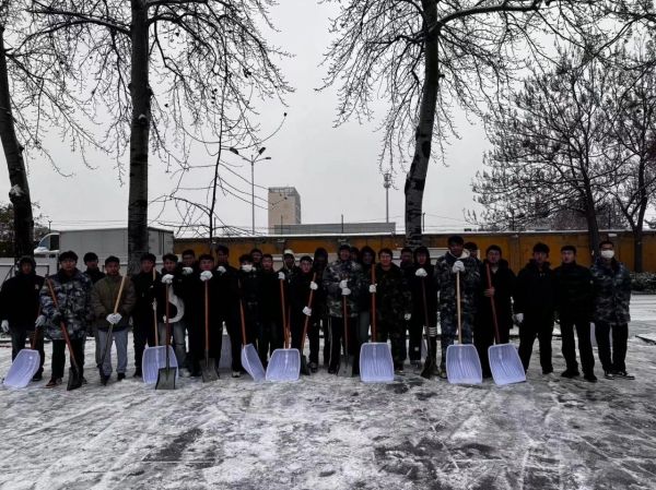 bat365正版唯一官网||管理学院||党员先锋在行动 清雪除冰传温情