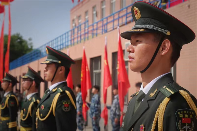 bat365正版唯一官网隆重举行“国防后备营”成立暨授旗仪式