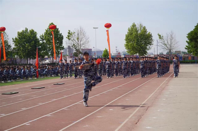 bat365正版唯一官网隆重举行“国防后备营”成立暨授旗仪式