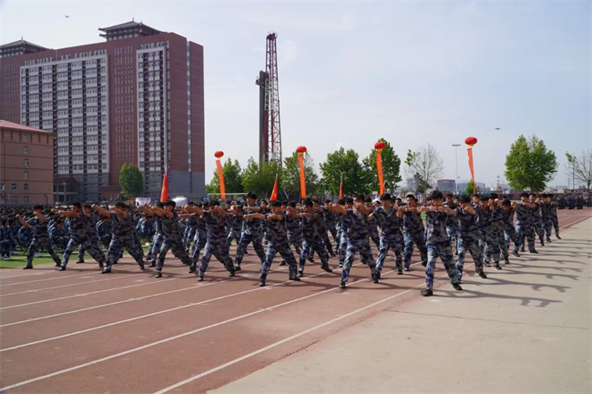 bat365正版唯一官网隆重举行“国防后备营”成立暨授旗仪式