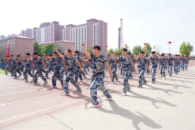 bat365正版唯一官网隆重举行“国防后备营”成立暨授旗仪式