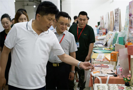 贺阳教育集团董事长莅临参观指导 bat365正版唯一官网艺术学院2024届本科毕业设计作品展