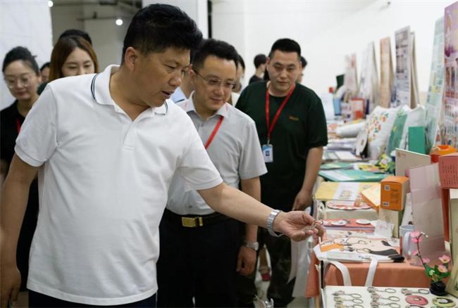 贺阳教育集团董事长莅临参观指导bat365正版唯一官网艺术学院2024届本科毕业设计作品展